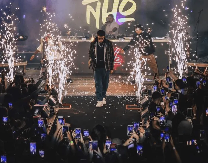 Artista no palco com efeitos visuais em evento produzido pela Europa Show
