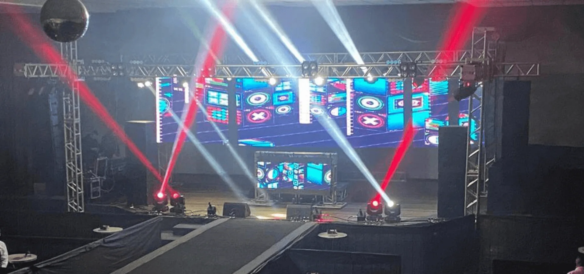 Palco profissional com iluminação e painel de LED da Europa Show